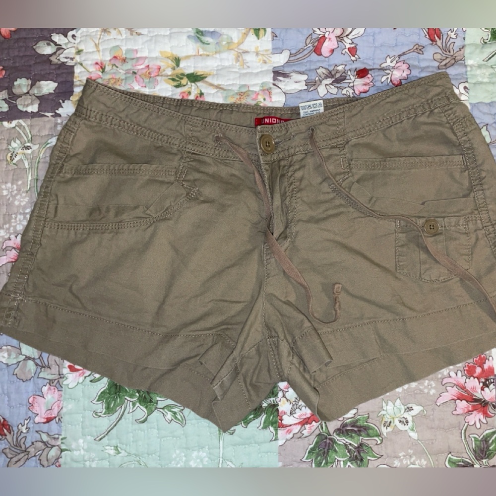 Unionbay khaki cargo shorts size 7